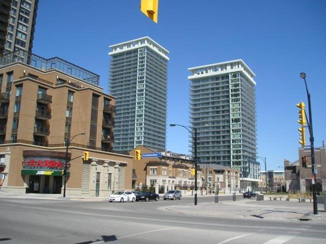 Square One Fully Furnished Suite Mississauga Exterior foto